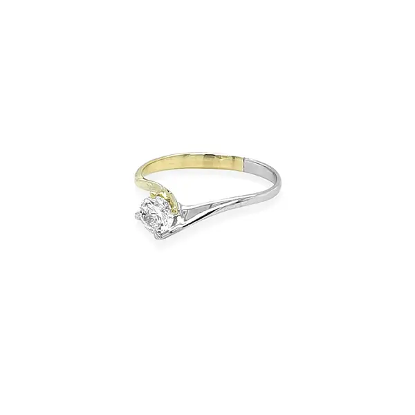 Engagement ring with cubic zirconia in gold