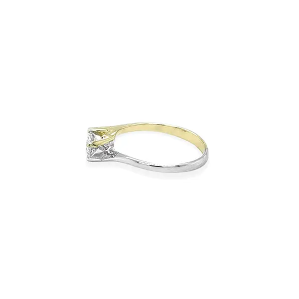 Engagement ring with cubic zirconia in gold