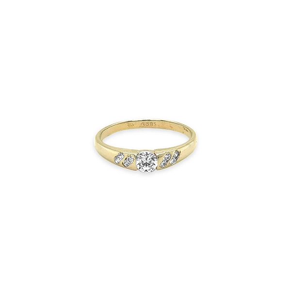 Gold ring with cubic zirconia