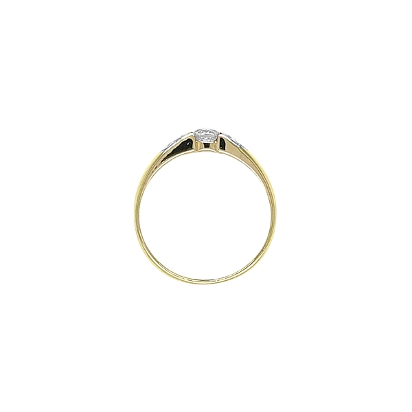 Gold ring with cubic zirconia