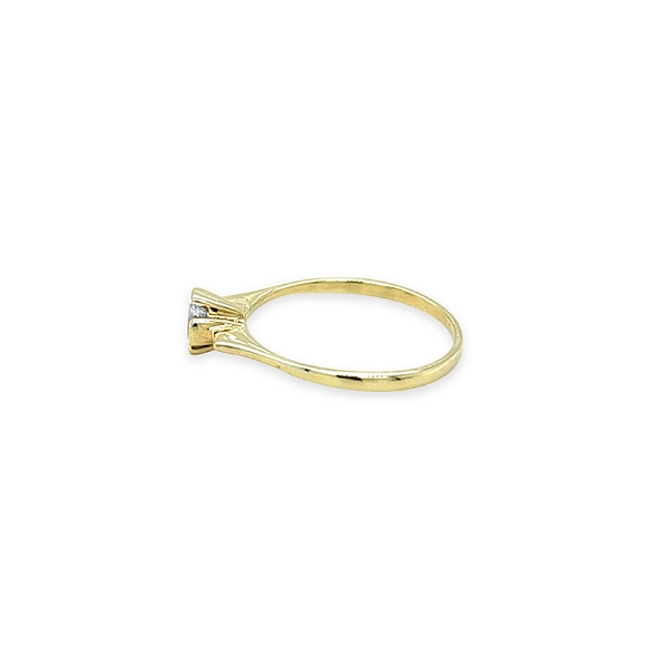 Gold engagement ring with cubic zirconia