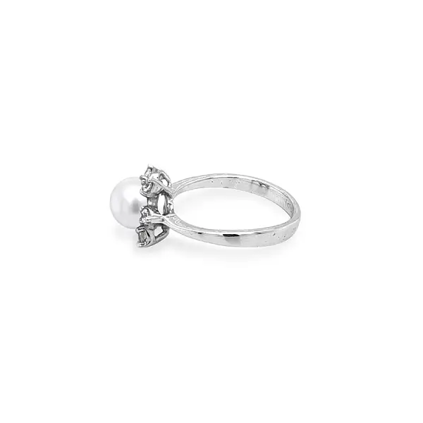 Gold Ring with Pearl and Zircones