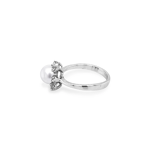 Gold Ring with Pearl and Zircones
