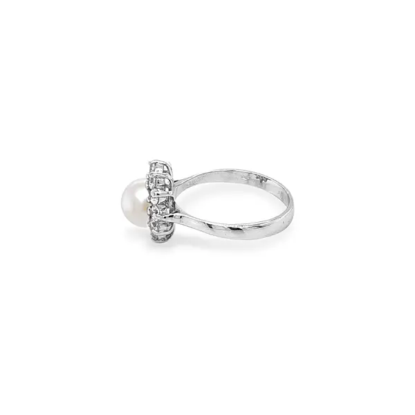 Gold Ring with Pearl and Zircones