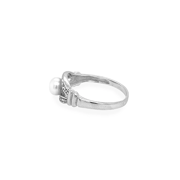 Gold Ring with Pearl and Zircones