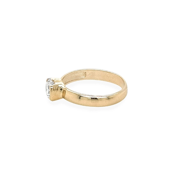 Gold Engagement Ring with Zircones