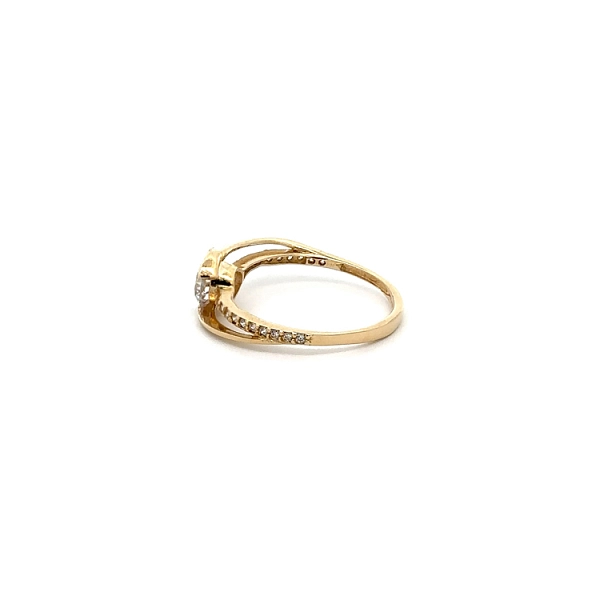 Gold Engagement Ring with Zircones