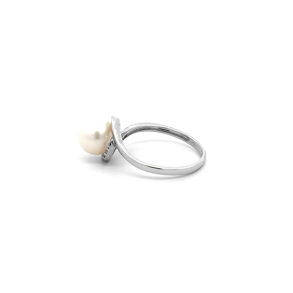 Ring with Pearl and Zircons