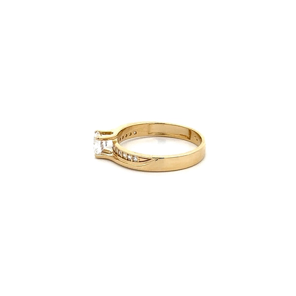 Gold Engagement Ring with Zircones