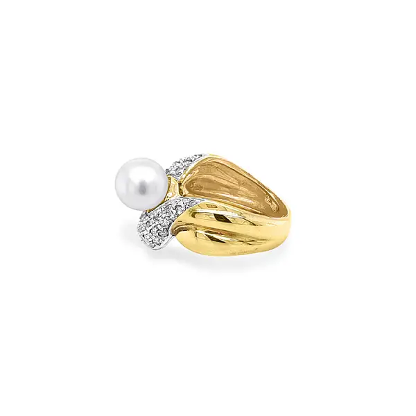 Gold Ring with Pearl and Zircones