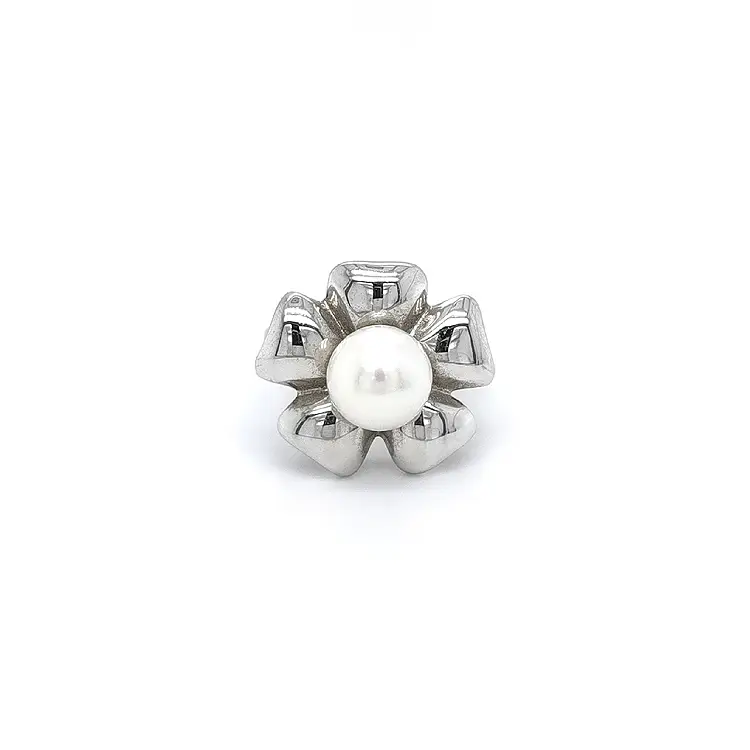 Elegant white gold ring with pearl
