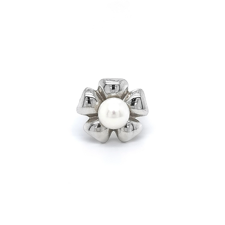 Elegant white gold ring with pearl