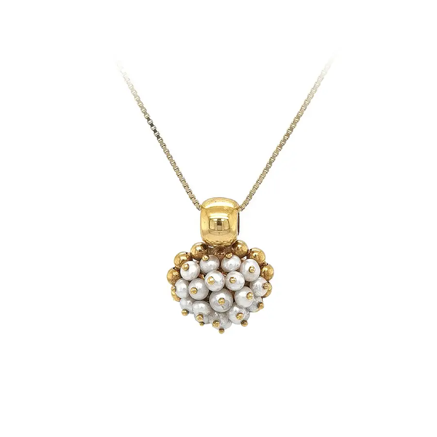 Stylish pendant with classic white pearls