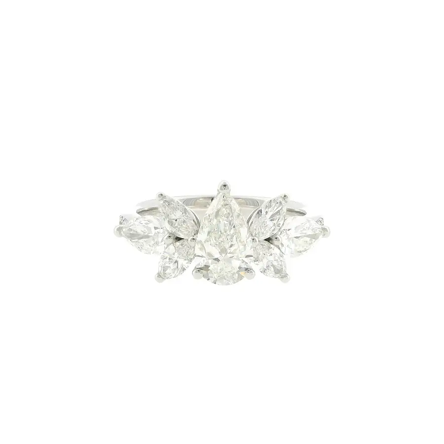 Exclusive diamond ring in the shape of a flower in white gold