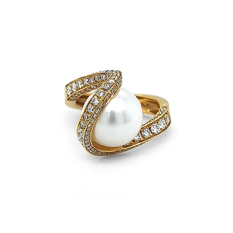 Gold Ring Natural Pearl and Diamonds