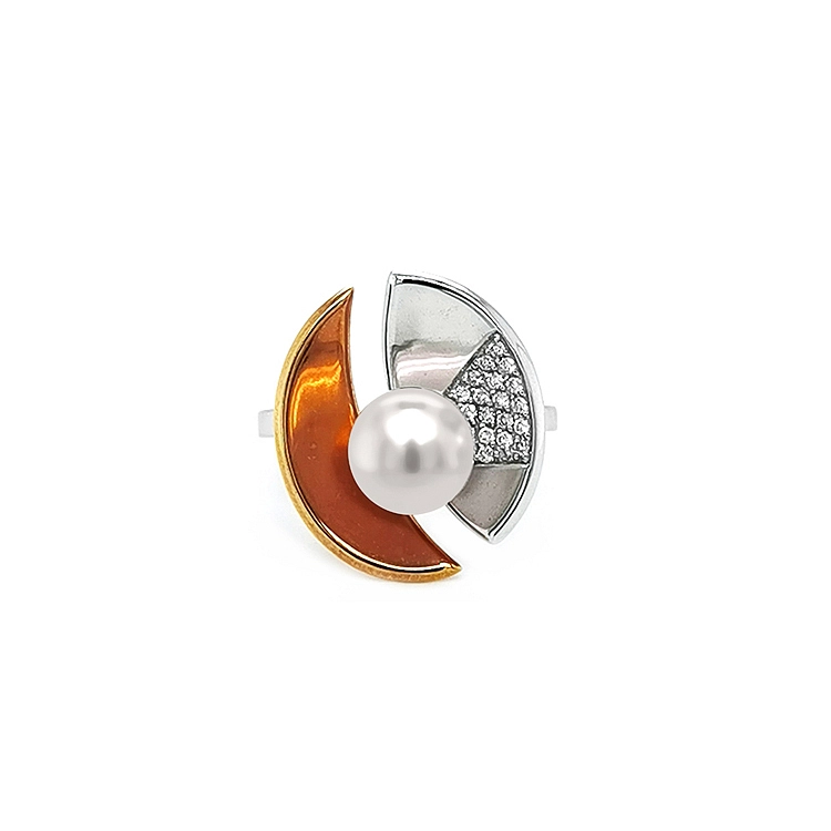 Gold Ring with Pearl and Diamonds