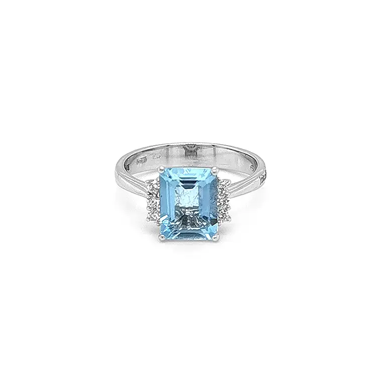 Gold Ring with Aquamarine and Diamonds