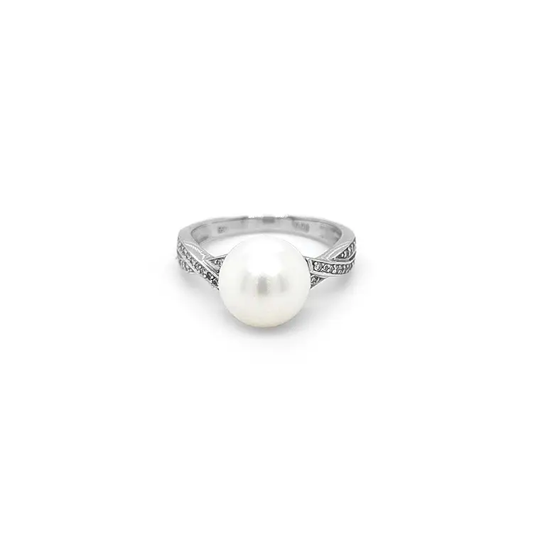 Gold Ring with Pearl and Diamonds