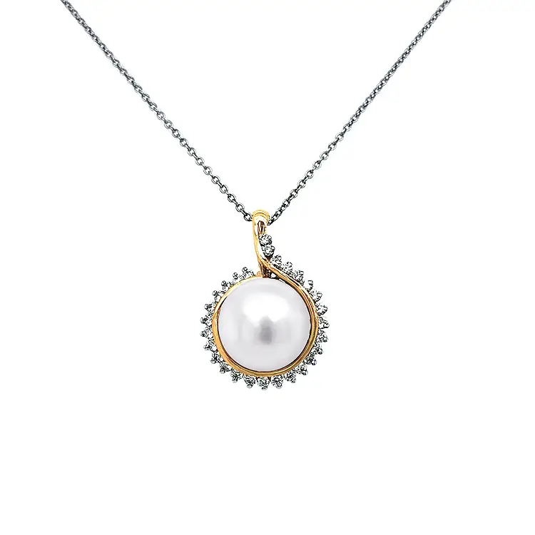 Gold Pendant with Pearl and Diamonds
