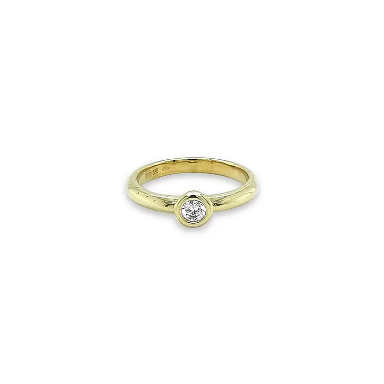 Gold engagement ring with cubic zirconia