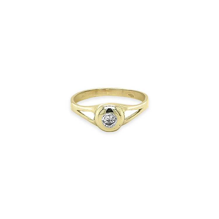 Engagement ring with cubic zirconia