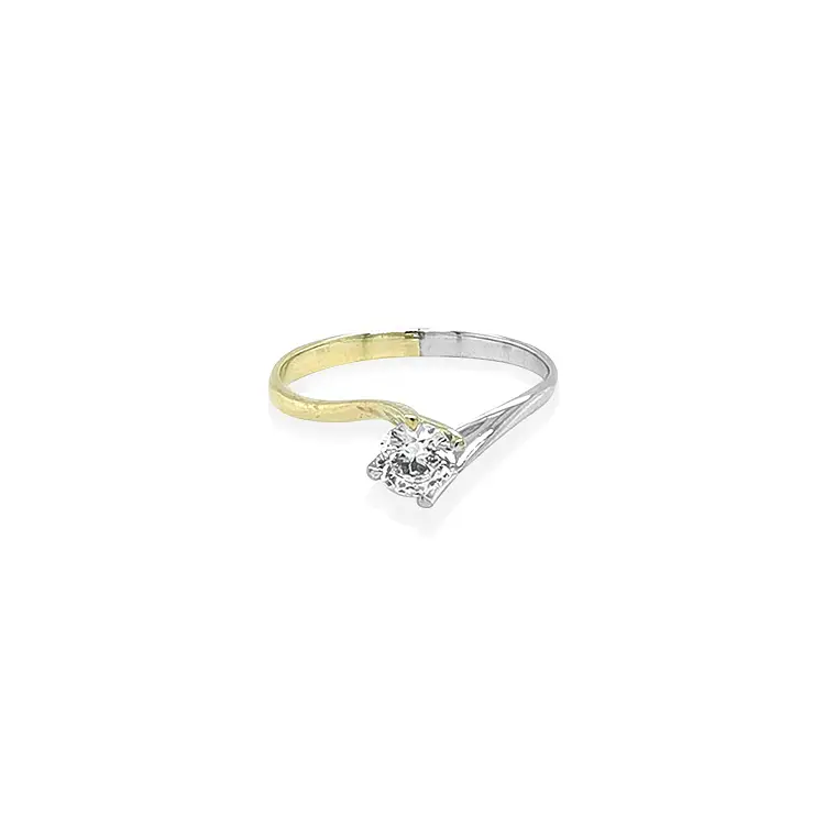 Engagement ring with cubic zirconia in gold