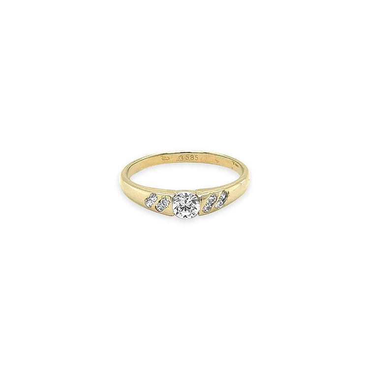 Gold ring with cubic zirconia