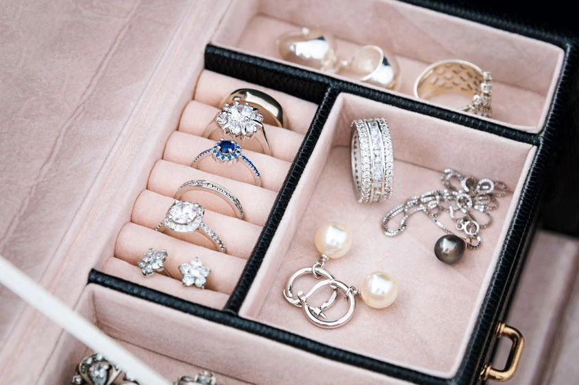 How to invest wisely after Christmas? The answer is diamonds and gold