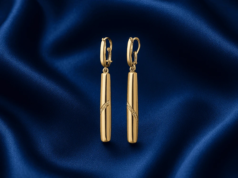 Zamilujte se do elegantního propojení zlata a zirkonů. Dazzle your surroundings with your knowledge of earring types and styles